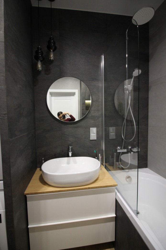 Paredes oscuras en el baño