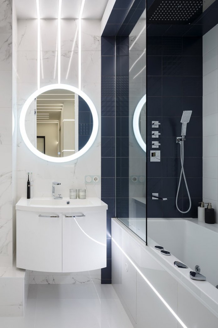 espejo con retroiluminación sobre el lavabo
