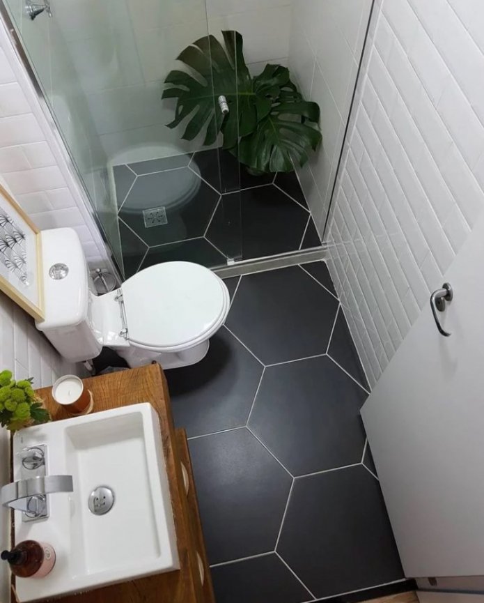 suelo negro en el baño