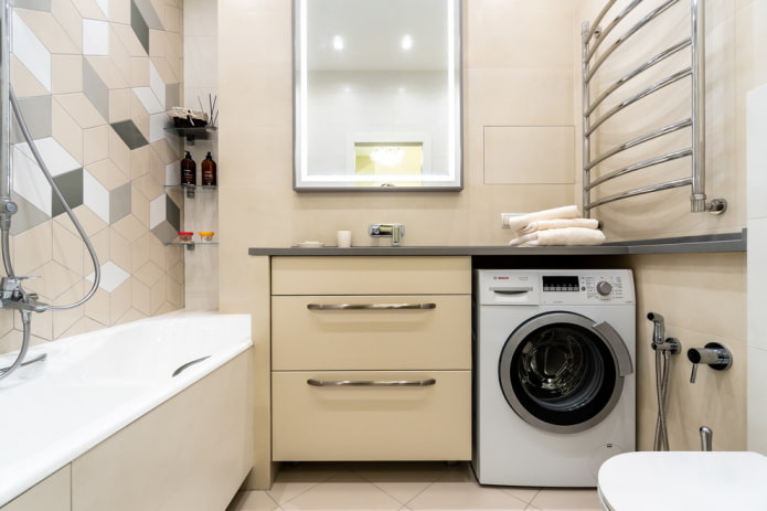 lavadora en el baño de un apartamento de Jruschov