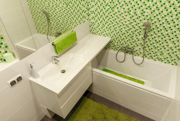 Interior blanco y verde de un baño pequeño