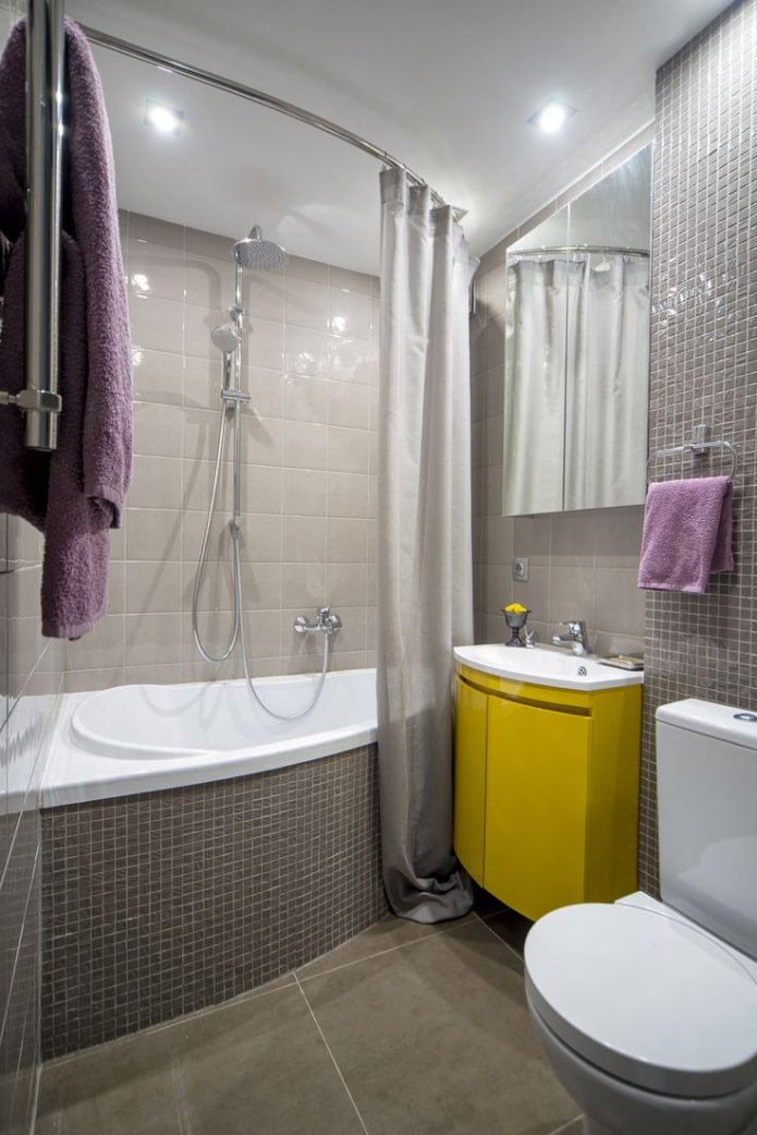 decoración del techo en el baño de un apartamento de Jruschov