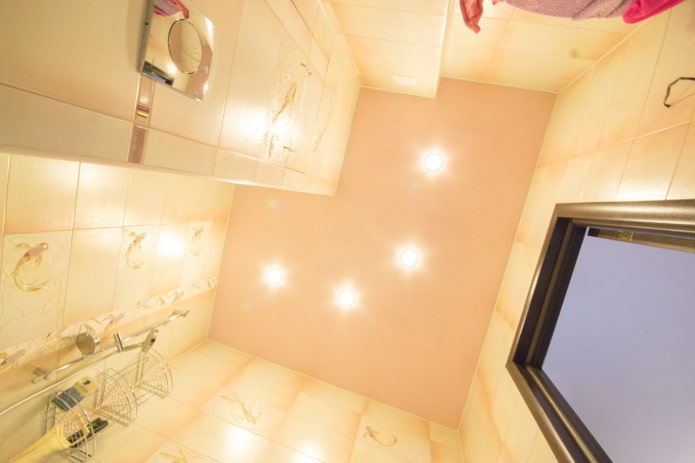 diseño de baño moderno en un apartamento de Jruschov