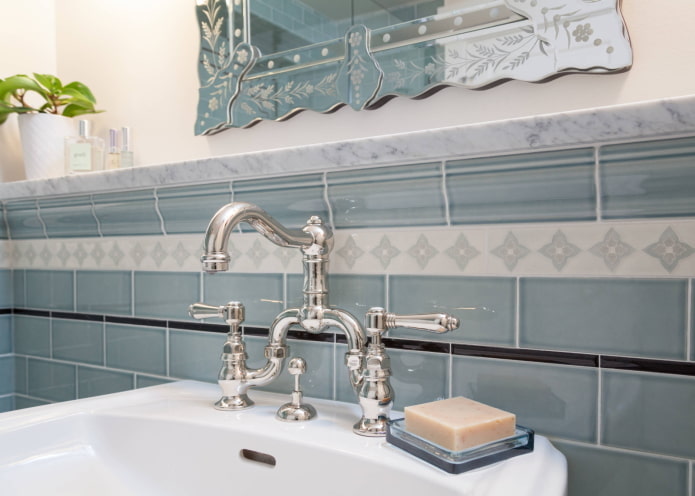 Grifo de lavabo con aspecto plateado