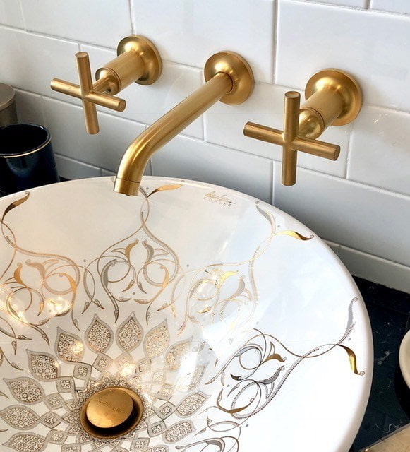 Lavabo con motivos dorados