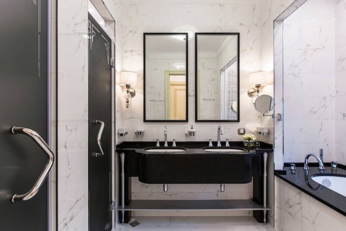 Baño en blanco y negro