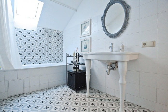Interior de baño gris claro con azulejos estampados