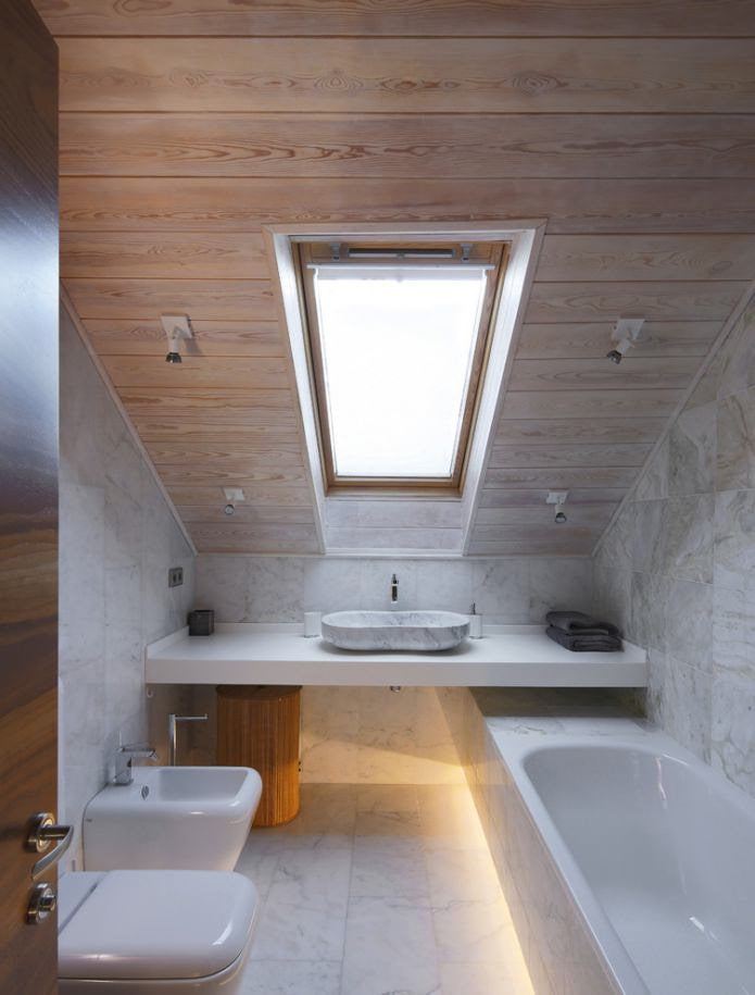 baño pequeño en el ático