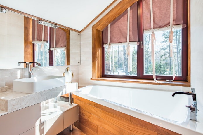 cortinas en el ático en el baño