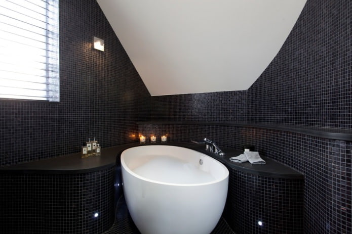 baño abuhardillado blanco y negro
