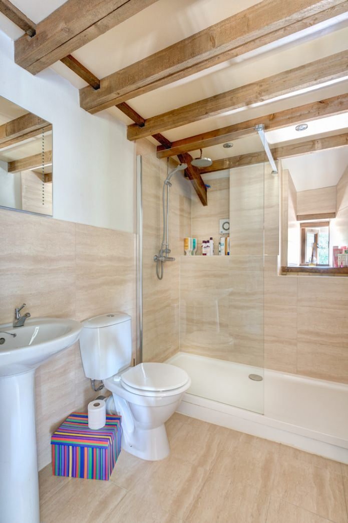 baño abuhardillado en tonos blancos y beige