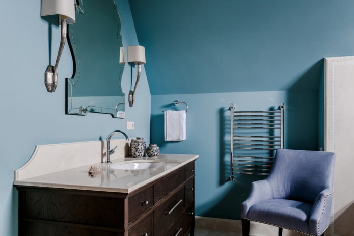 baño abuhardillado azul