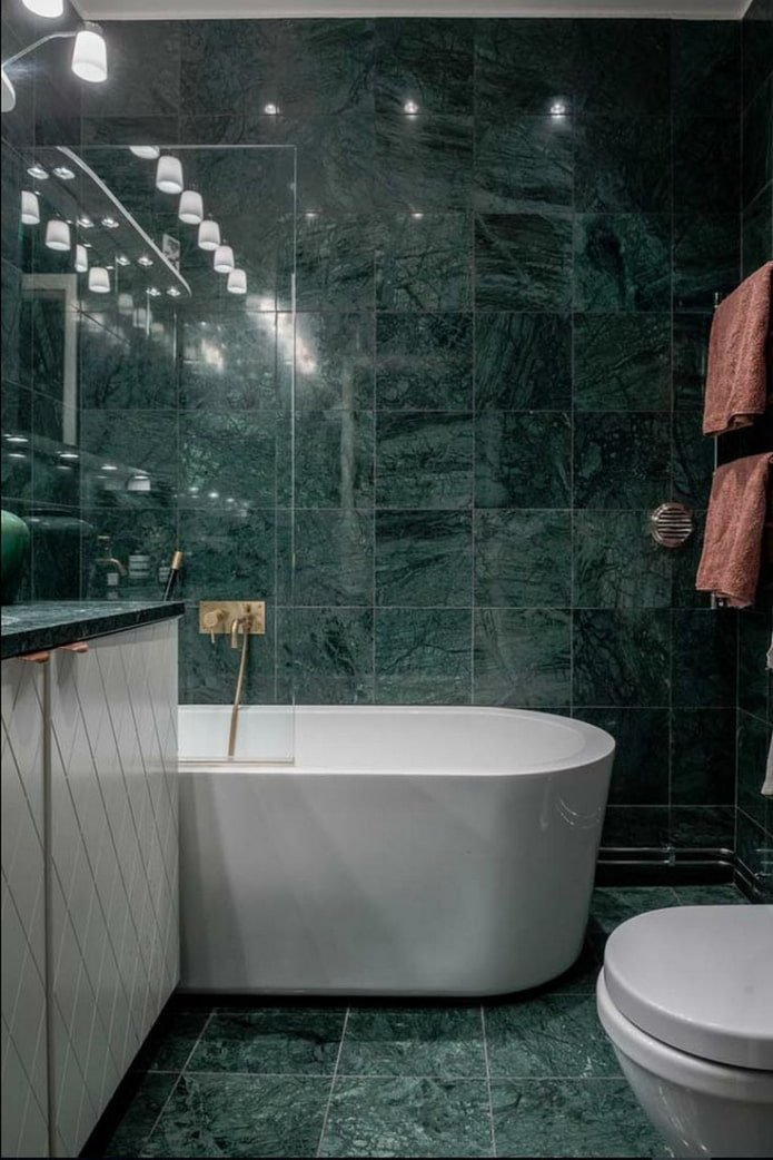 mármol verde en el baño