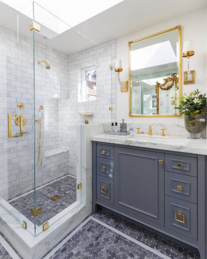 acabado de ducha con azulejos de mármol