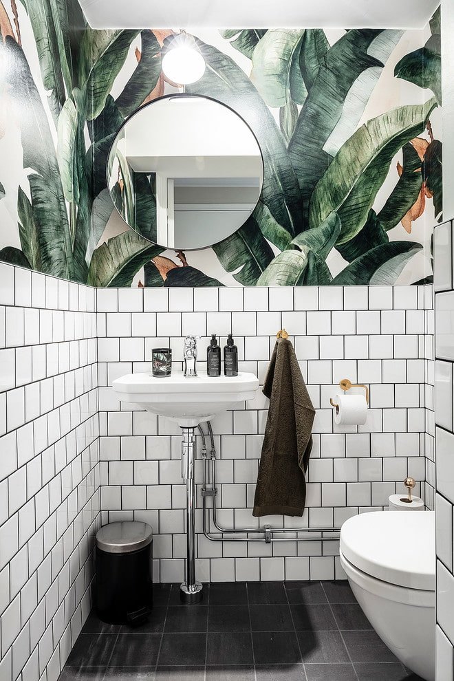 Baño con motivo tropical