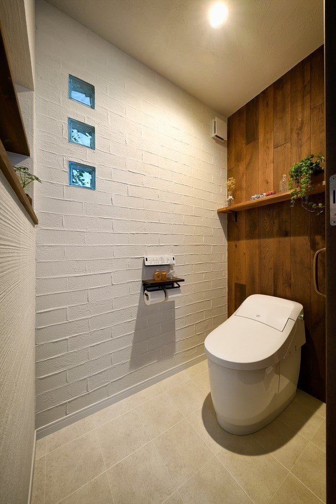 Inodoro blanco con pared de madera
