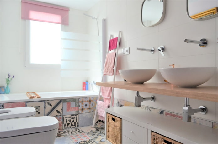 Baño espacioso con detalles brillantes