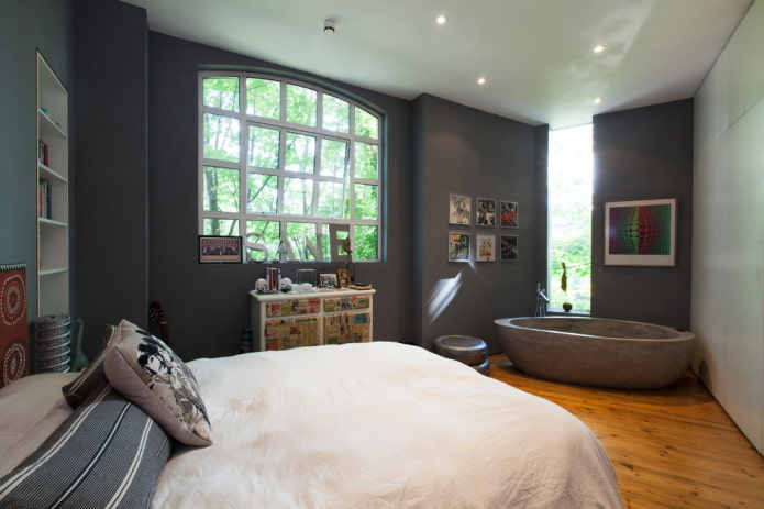Bañera en un dormitorio gris