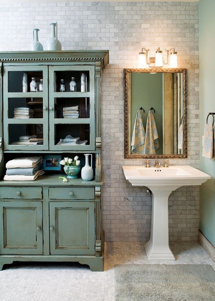 Baño con cómoda antigua