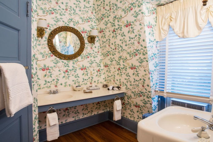 Baño con persianas y espejo redondo