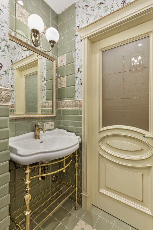 Lavabo con patas metálicas en el baño