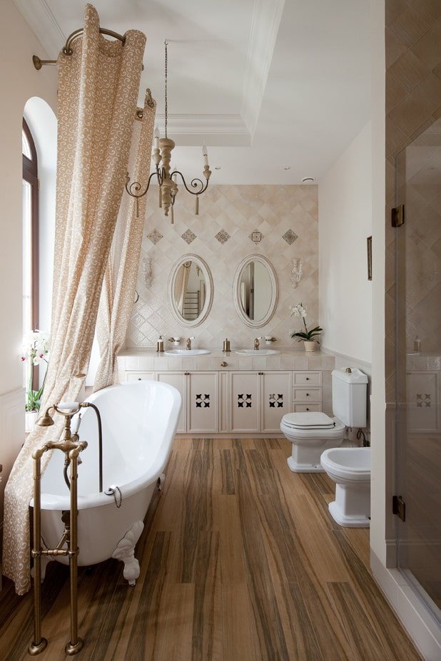 Baño con pared de azulejos