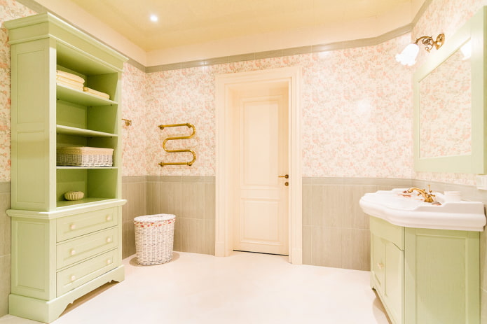 Estante y mueble en un baño provenzal