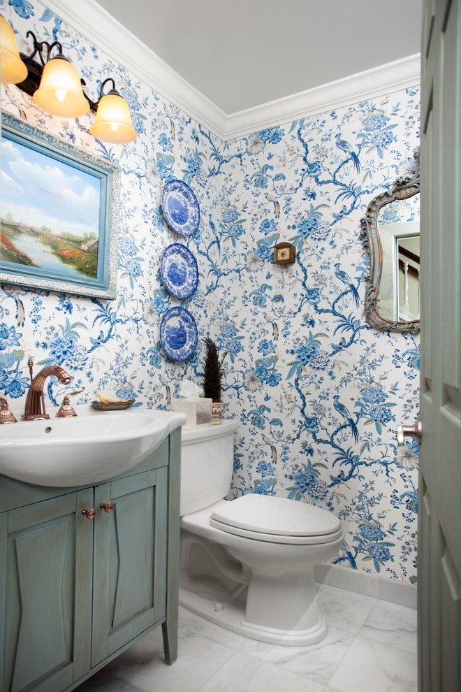 Papel pintado en el baño de estilo provenzal