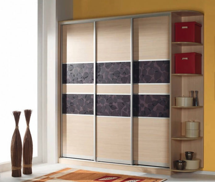 armario con insertos acrílicos decorativos