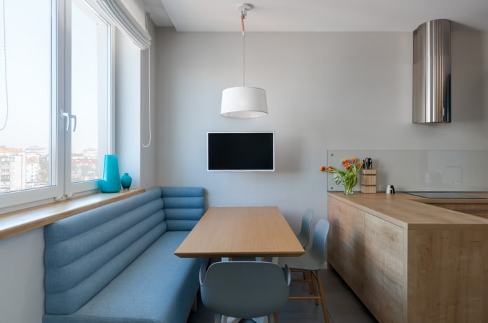 Televisor sobre la mesa en la cocina