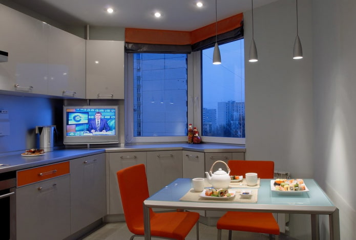 Televisor en el alféizar de la ventana de la cocina