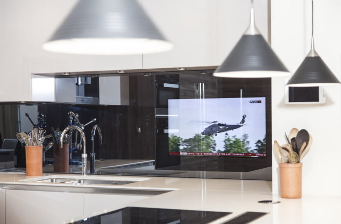 Televisor sobre el fregadero en la cocina