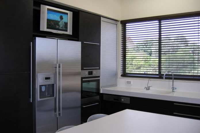 Televisor sobre el refrigerador en la cocina