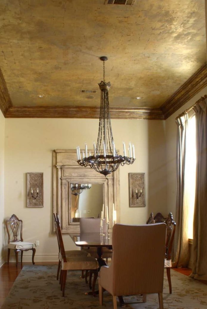 Yeso decorativo veneciano en el techo