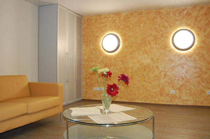 Yeso decorativo veneciano bajo la arena en el interior
