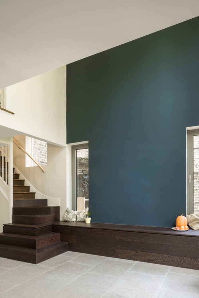 escalera de madera oscura