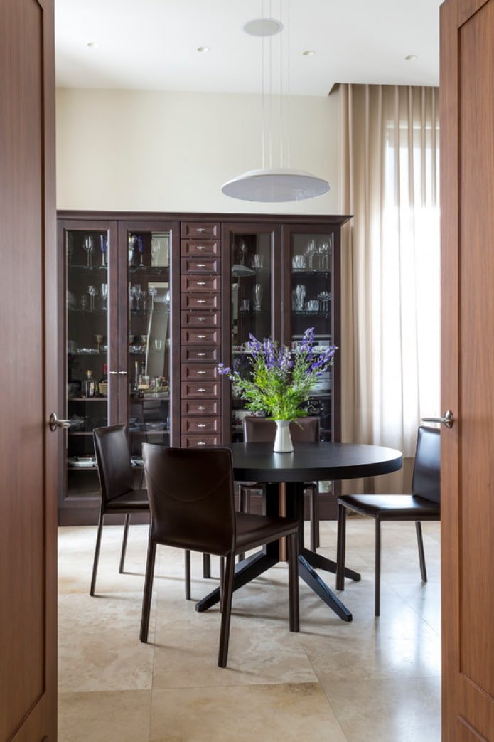 mesa de comedor redonda de madera oscura