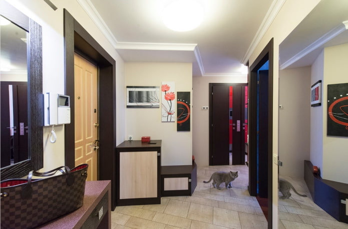 pasillo moderno con muebles oscuros