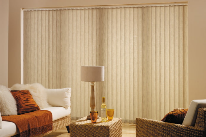 Lamas verticales beige en el interior