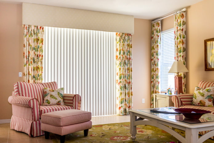 combinación de lamas verticales con cortinas