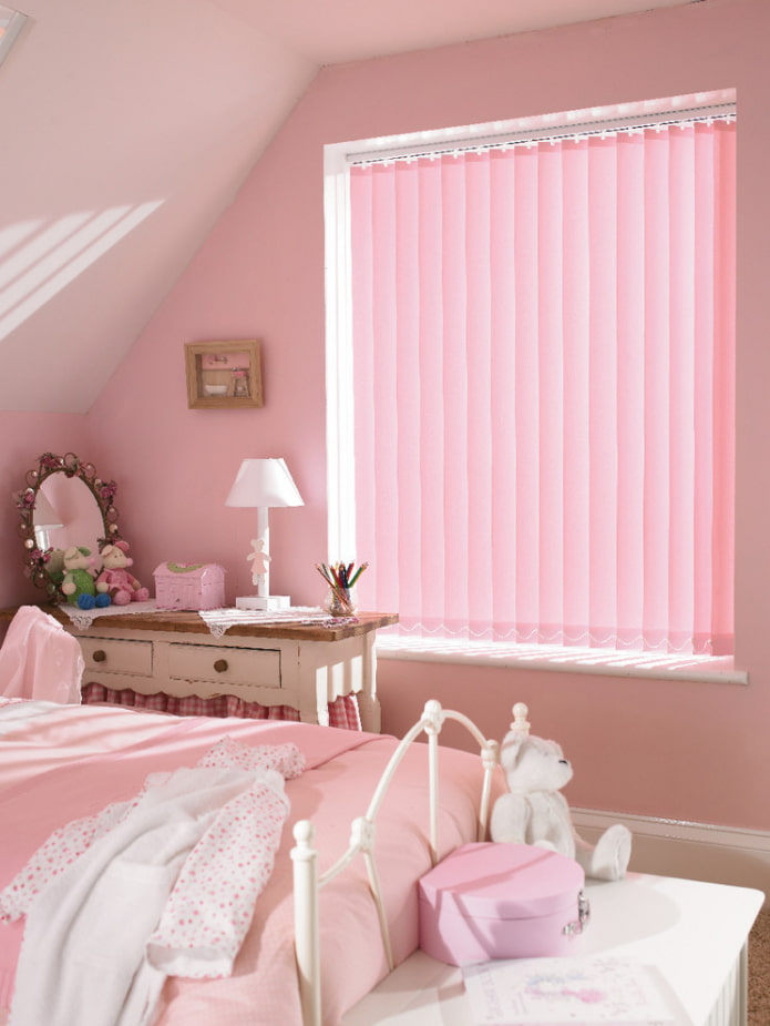 lamas verticales en la habitación infantil