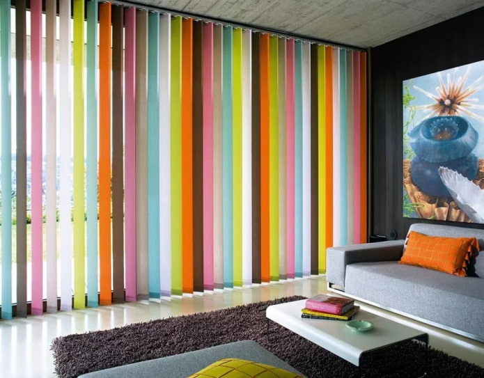 persianas multicolores en el salón