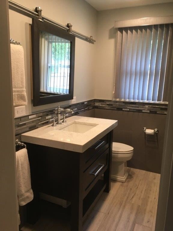 Lamas verticales en el baño