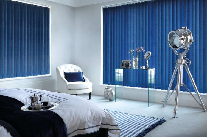 Persianas azules en el dormitorio