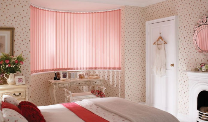 persianas rosas en la habitación infantil