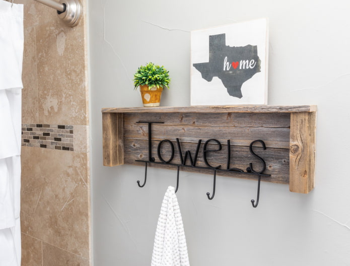 Estante y ganchos para el baño