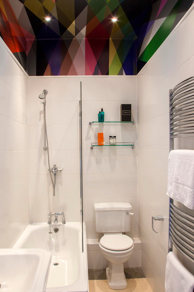 Estantes de cristal en el baño