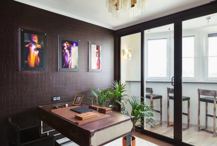 Papel pintado de tela morado en el salón