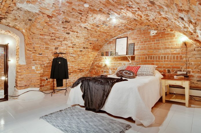 techo de ladrillo en el interior del dormitorio