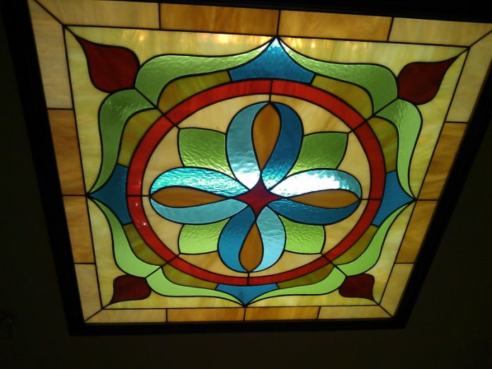 diseño de techo de vidrio de colores tiffany